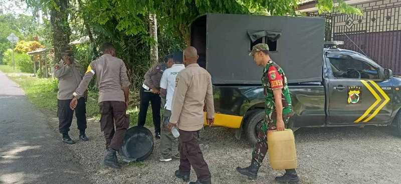 Babinsa Koramil Mapurujaya Bersama Polsek Mimika Timur Sweeping Miras Lokal