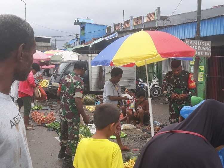 Babinsa Timika Komsos ke Pasar dan Borong Jualan Mama Papua