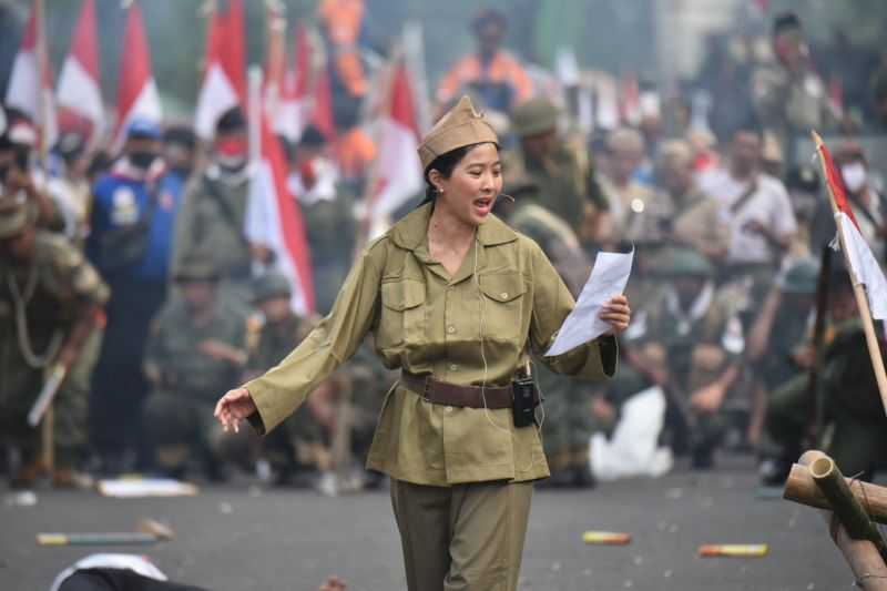 Baca Puisi, Artis Olivia Zalianty Tampil di Teatrikal Parade Surabaya Juang