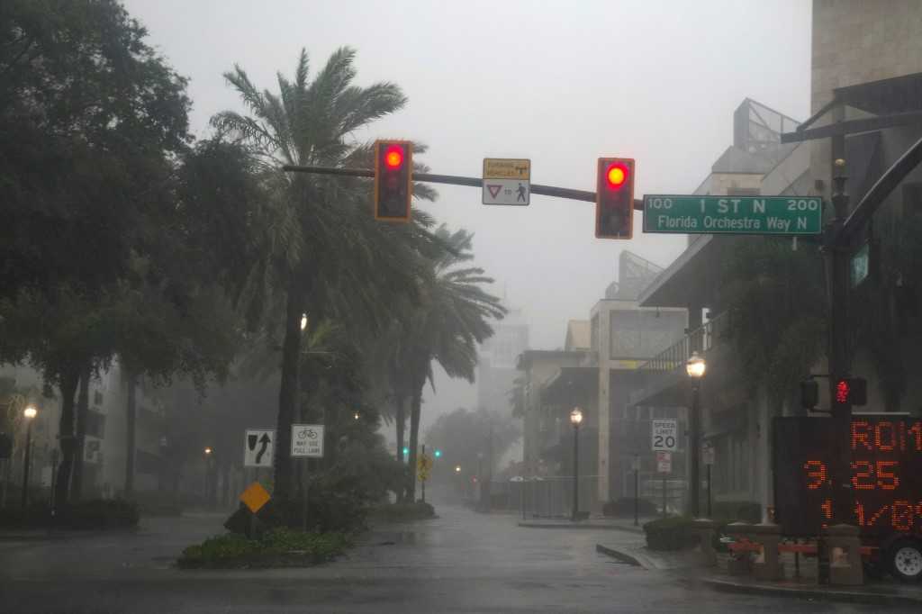 Badai Milton yang 'Dahsyat' Mendekati Florida 3