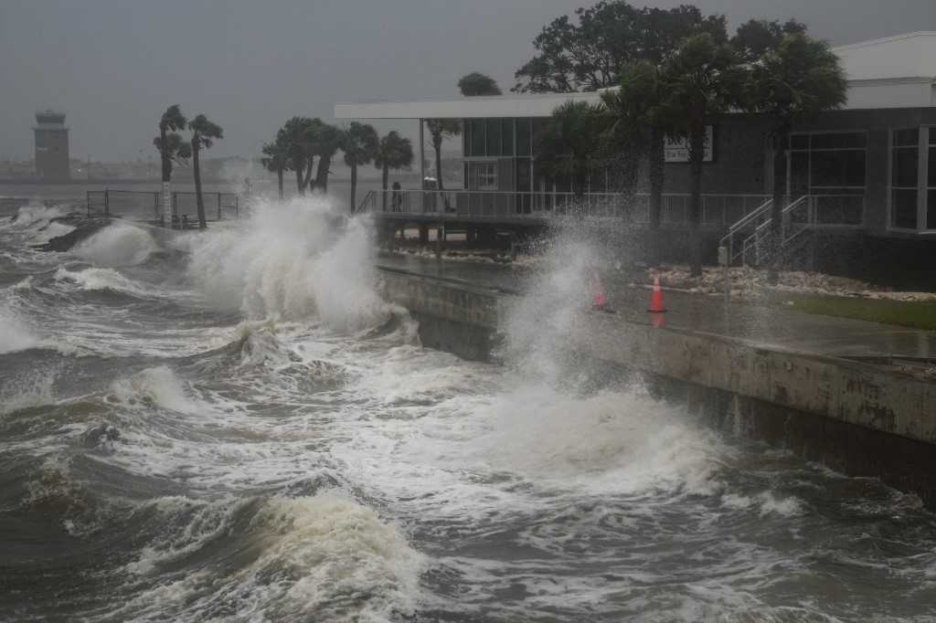 Badai Milton yang 'Dahsyat' Mendekati Florida 5