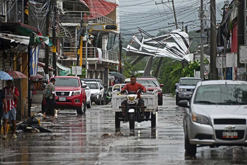 Badai Tropis John Hantam Meksiko, 2 Orang Tewas 4