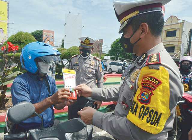 Bagikan Masker