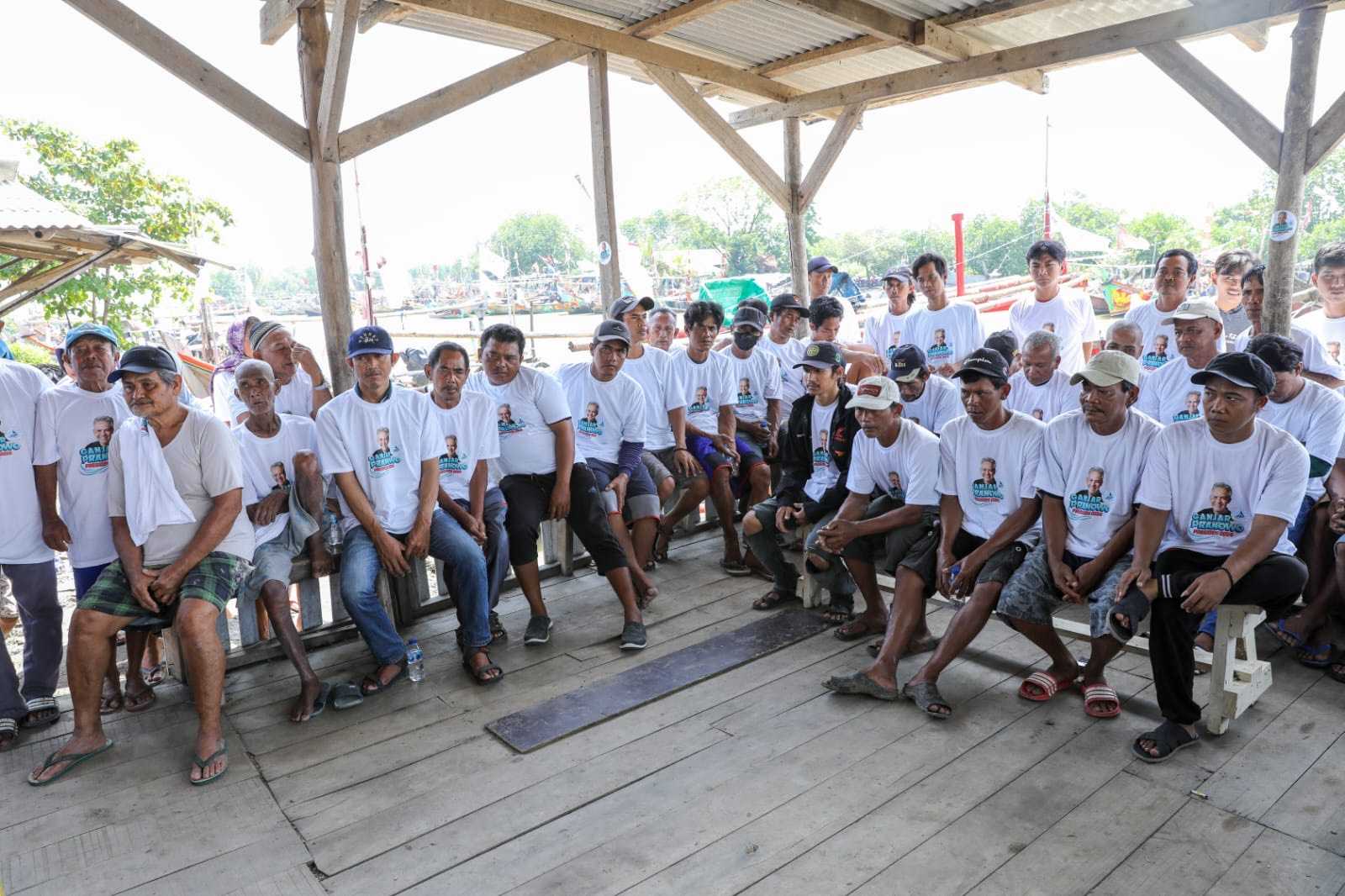 Bahagianya Pelaut Desa Bandengan Setelah Diberi Bantuan Renovasi Perahu dari Komunitas Nelayan Pesisir Dukung Ganjar