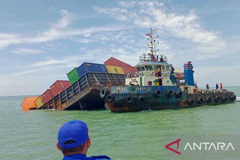 Bakamla Evakuasi 20 Kontainer dari Kapal Karam di Selat Malaka, Mengagetkan Ternyata Ini Penyebabnya