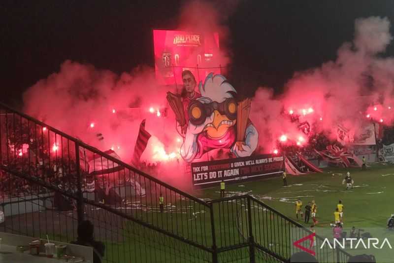 Bali United Kena Denda Rp250 Juta Akibat Suporter Nyalakan Flare dan Petasan