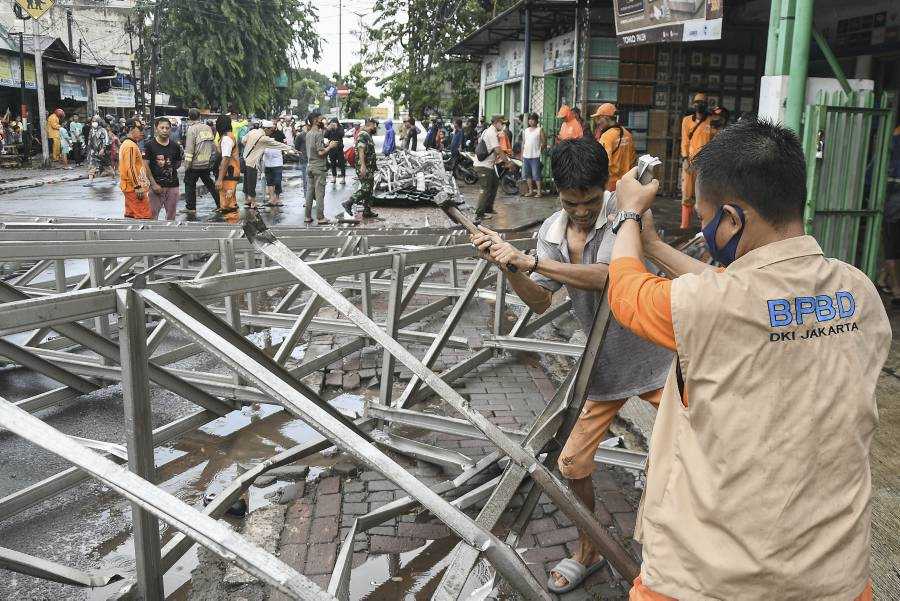 Baliho Roboh Diterjang Angin