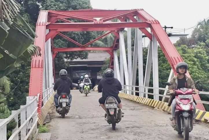 Balita Tewas Usai Mobil Ditumpangi Sekeluarga Tercebur di Jembatan Lampihong