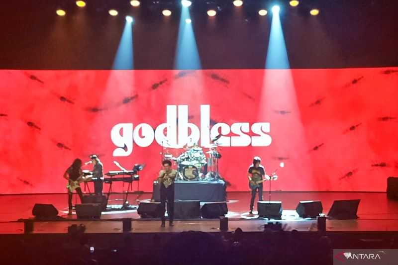 Band Rock Legendaris God Bless Bernostalgia di Taman Ismail Marzuki
