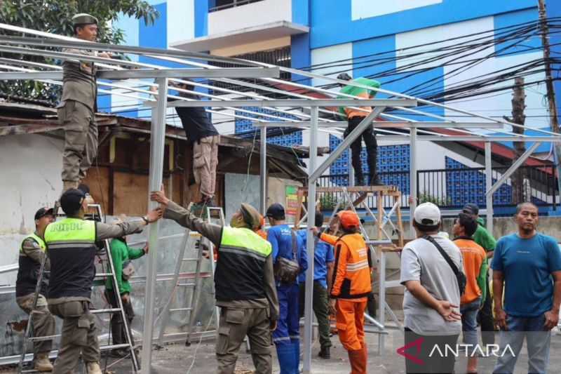 Bangunan Semi Permanen di Atas Aset Pemprov DKI Ini Dibongkar untuk Dibuat Lapangan Futsal