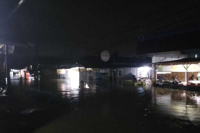 Banjir dengan Ketinggian Lebih dari 1 Meter Rendam Rumah Warga di Kota Padang