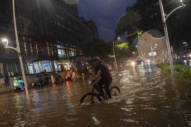 Banjir di Ibu Kota Tak Bisa Diatasi dengan Gerebek Lumpur