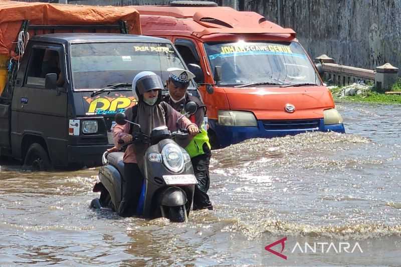 Banjir di Kaligawe Semarang Ganggu Arus Mudik Jalur Pantura