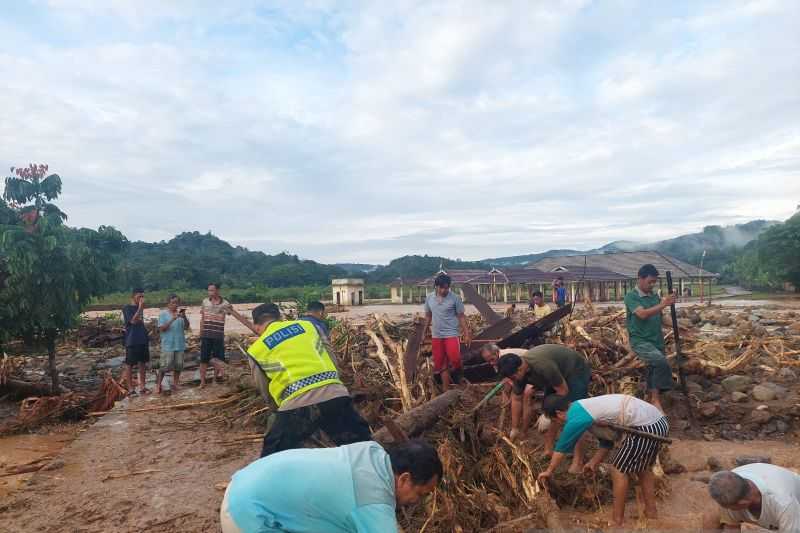 Banjir di Ogan Komering Ulu Menimbulkan Tanah Longsor