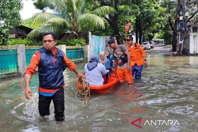 Banjir Genangi 5 Ruas Jalan di Jakarta, BPBD Kerahkan Ratusan Personel