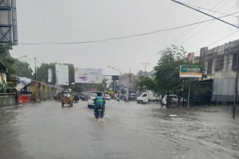 Banjir Genangi Sejumlah Jalan di Kota Mataram