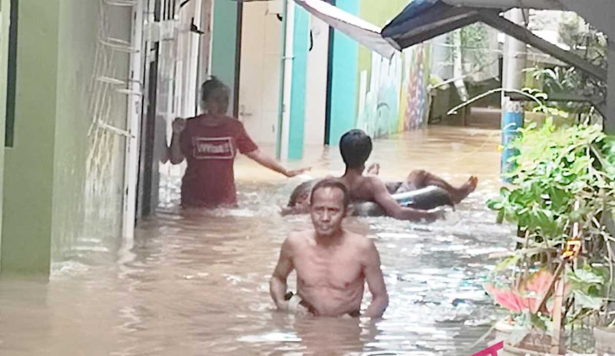 Banjir Hingga 1,3 Meter Landa 14 RT di Cawang