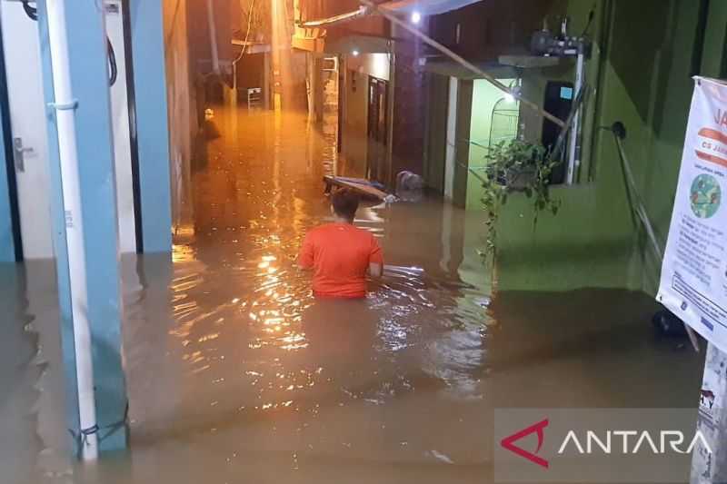 Banjir Kiriman dari Depok-Bogor Rendam Kebon Pala hingga 110 Cm