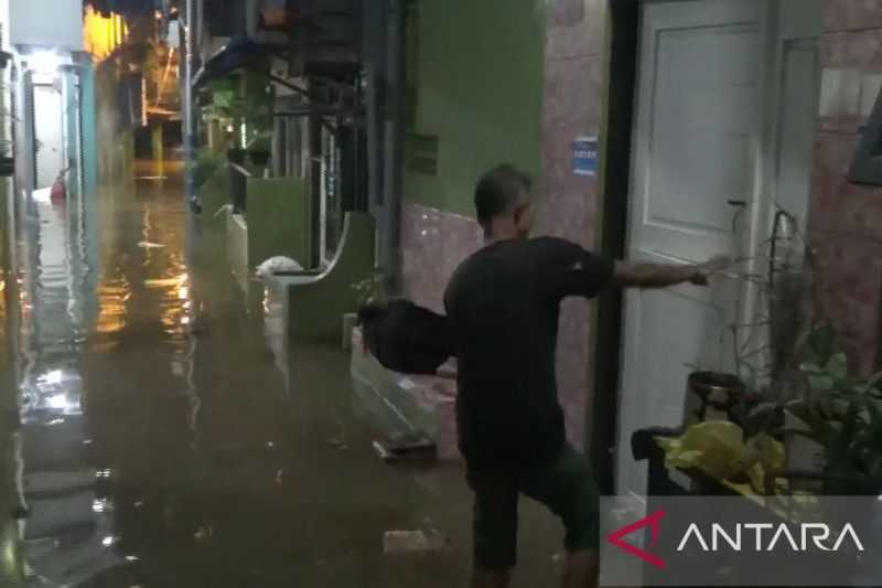 Banjir Kiriman dari Depok-Bogor, Rumah Warga Kebon Pala Terendam Hingga 1,2 Meter