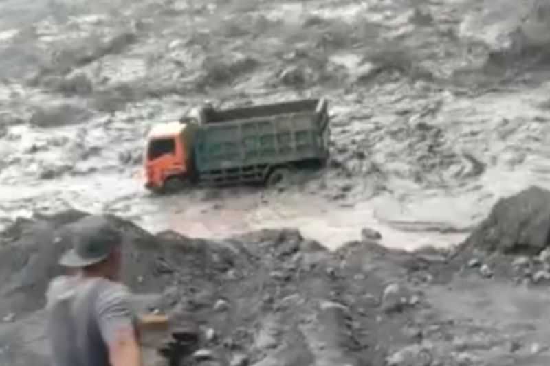 Banjir Lahar Dingin Gunung Semeru Merendam Dua Desa di Lumajang