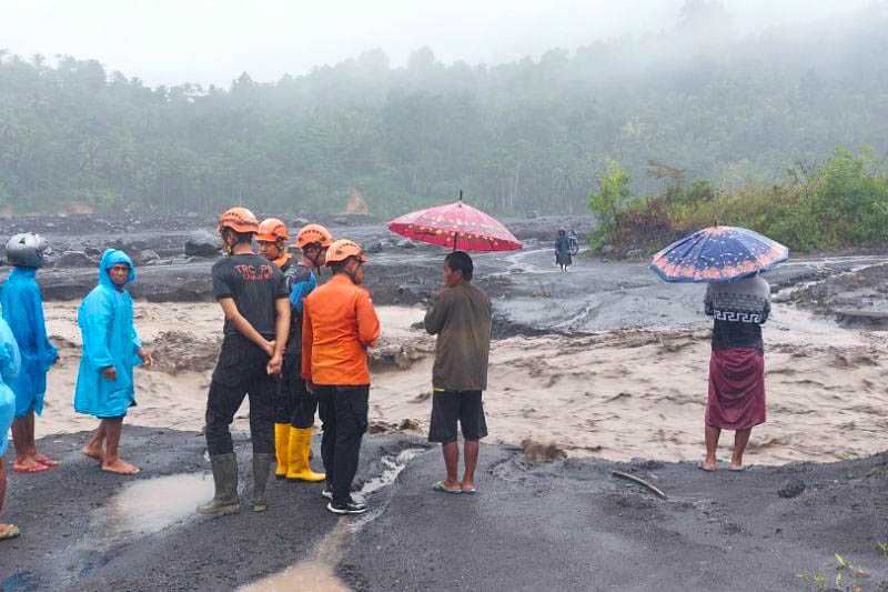 Banjir Lahar Dingin Semeru Terjang Sejumlah Jembatan di Lumajang