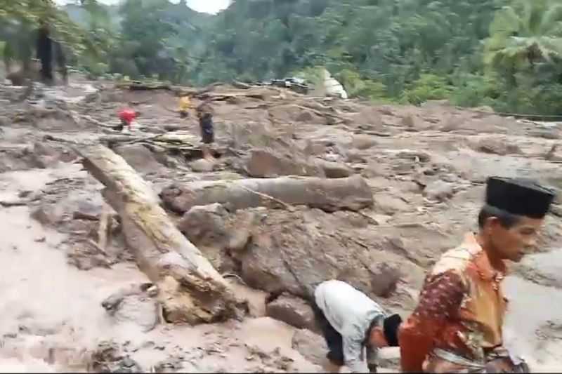 Banjir-Longsor di Sumbar, Korban Meninggal Bertambah Jadi 21 Orang