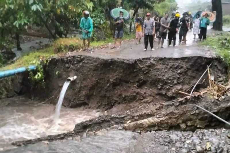 Banjir Putus Akses Jalan Wisata di Mamuju