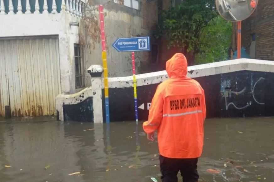 Banjir Rendam Sejumlah Wilayah Jakarta, Warga Kampung Melayu Mengungsi