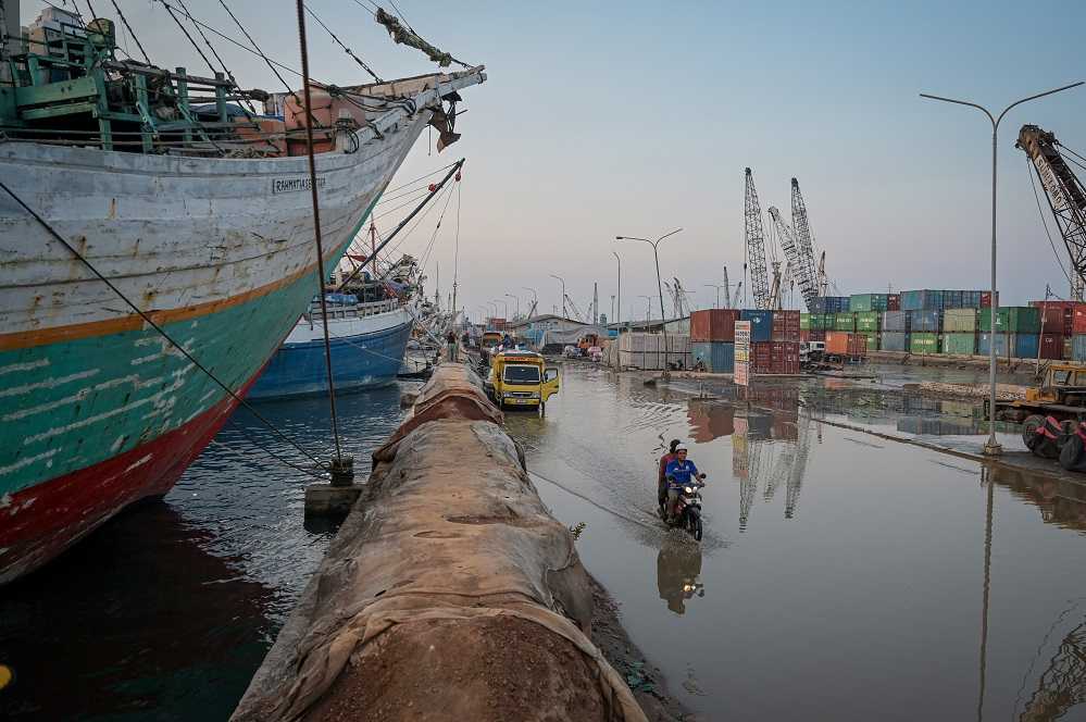 Banjir Rob Ganggu Aktivitas Di Pelabuhan Sunda Kelapa