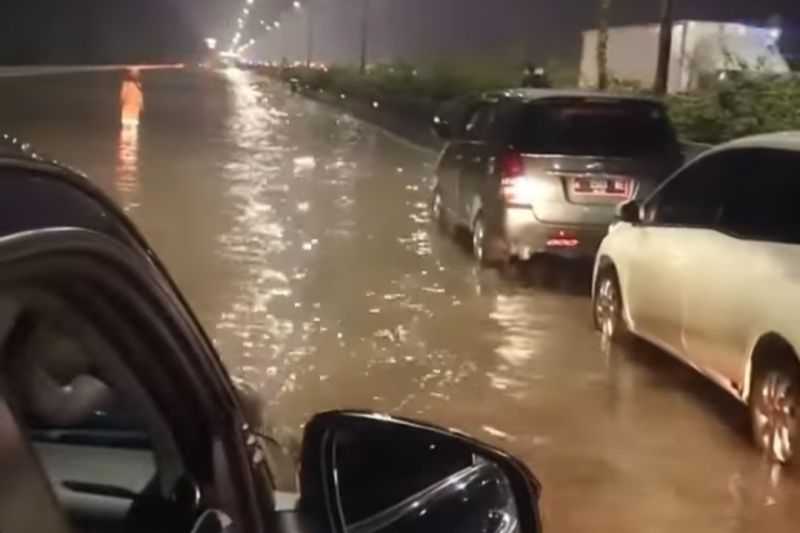 Banjir Tol Jakarta-Merak Akibat Luapan Sungai Sabi