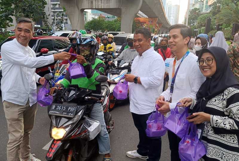 Bank Muamalat dan BMM Bagi Takjil Gratis