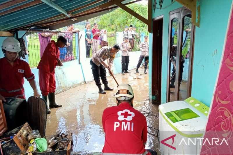 Bantu Evakuasi, PMI Sukabumi Kerahkan Personel Bantu Penanganan Banjir