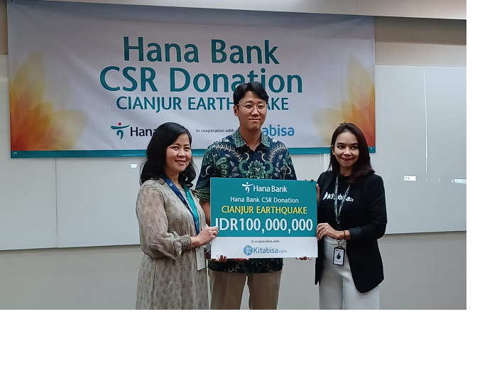Bantu Pemulihan Korban, Bank Hana dan Karyawan Beri Donasi ke Warga Terdampak Gempa Bumi di Cianjur