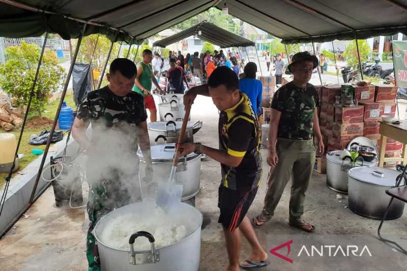 Bantu Penanganan Longsor, Dapur Umum TNI Layani 1100 Relawan di Serasan