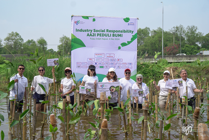 Bantu Penyerapan Karbon, AAJI Tanam 2000 Bibit Bakau di Kawasan Mangrove PIK Jakarta