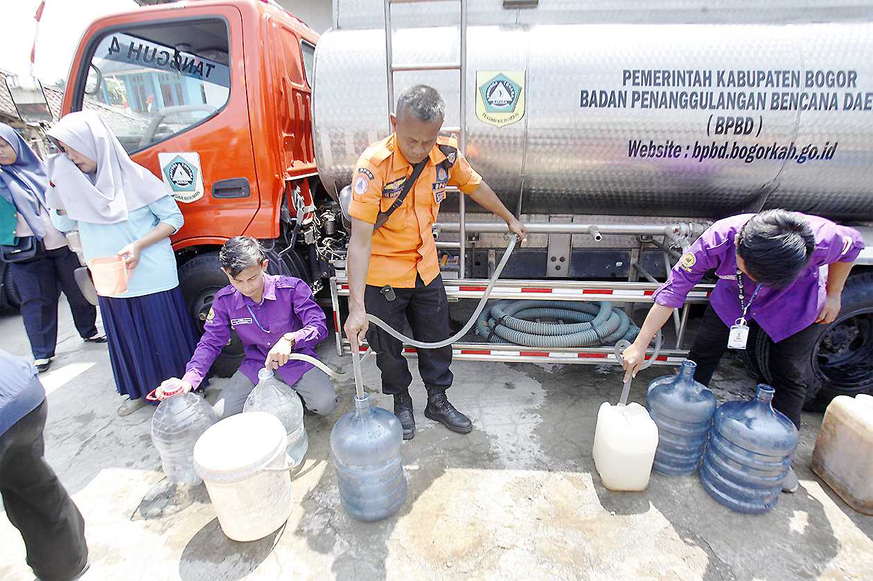 Bantuan Air Bersih di Desa Sukahati