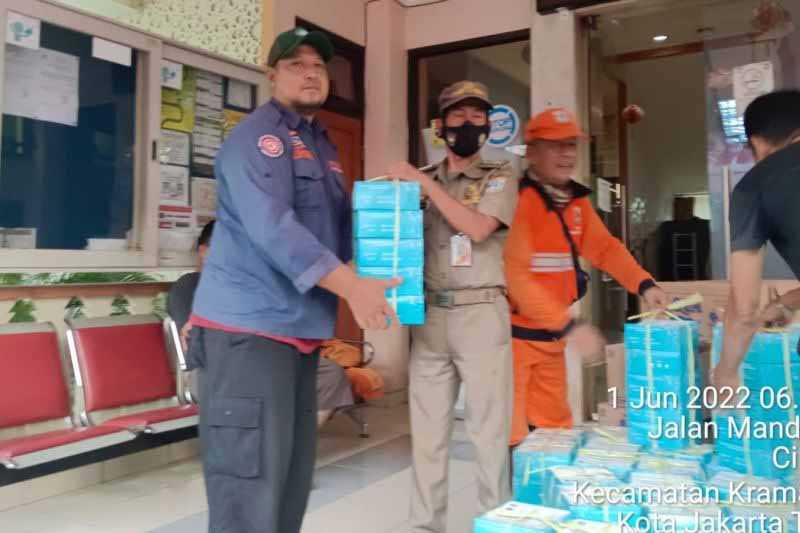 Bantuan Korban Banjir Ciliwung Didistribusikan