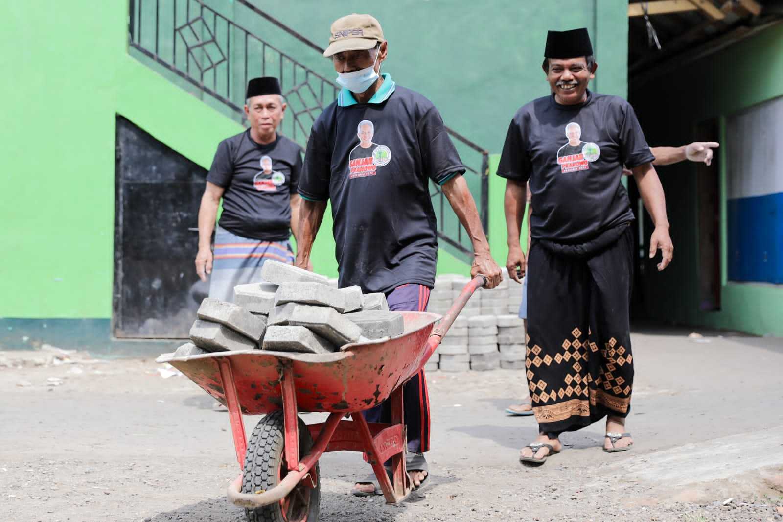 Bantuan Paving Block Petebu Ganjar Bikin Warga Tasikmalaya Lebih Nyaman Beraktivitas
