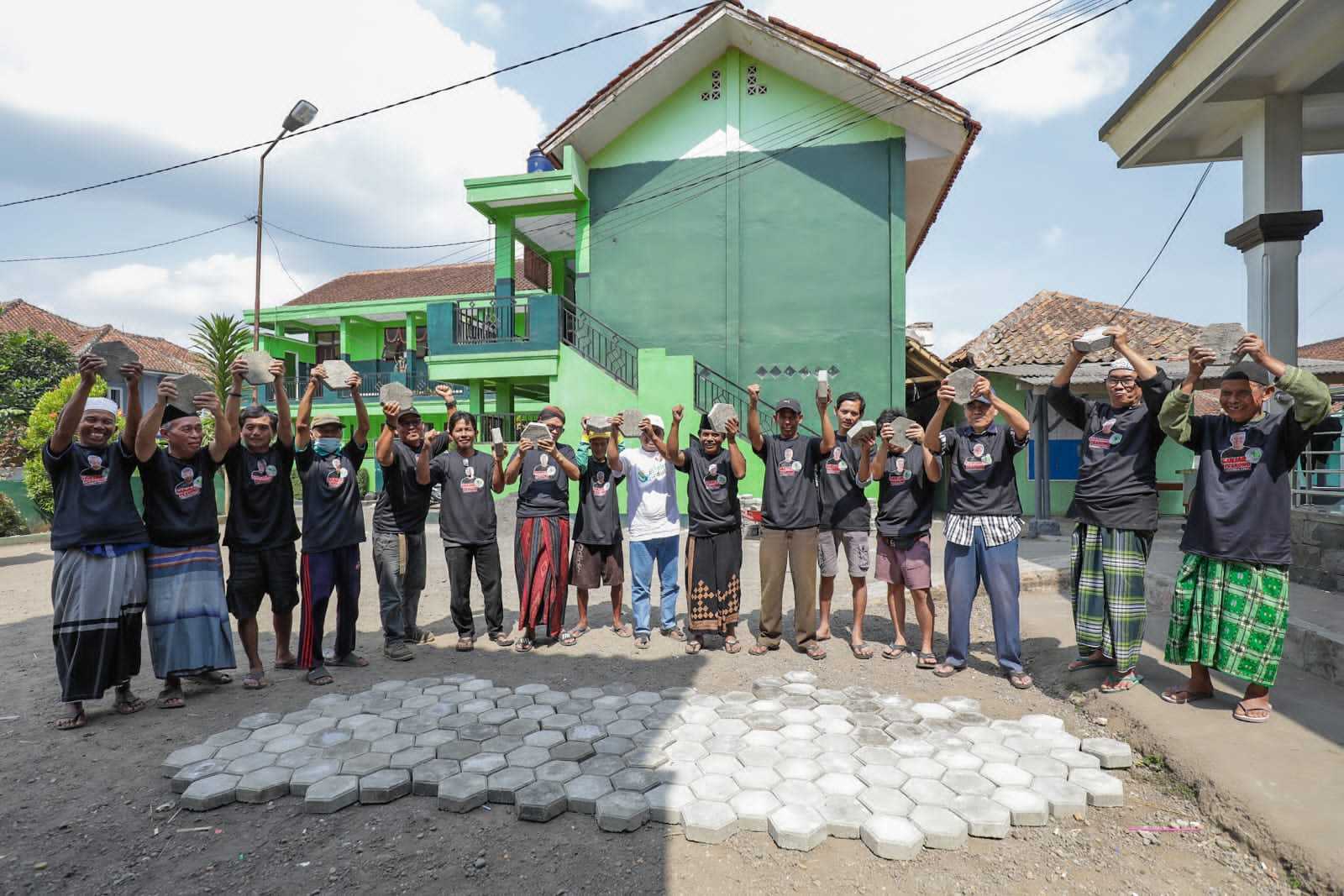 Bantuan Paving Block Petebu Ganjar Bikin Warga Tasikmalaya Lebih Nyaman Beraktivitas 4