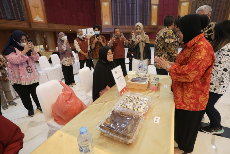 Bantuan PENA Kemensos Majukan Usaha Bolu Kukus Watashi Cake