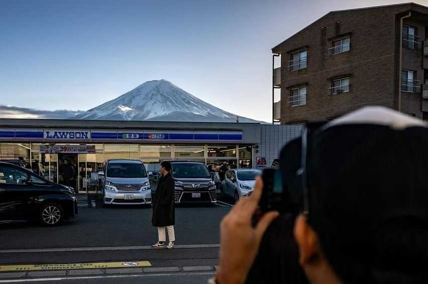 Banyak Turis Berperilaku Buruk, Kota di Jepang Pasang Penghalang Pandangan ke Gunung Fuji