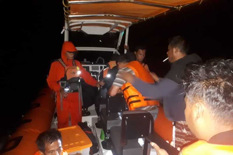 Basarnas Evakuasi Empat Orang yang Alami Kecelakaan Kapal di Perairan Wakatobi