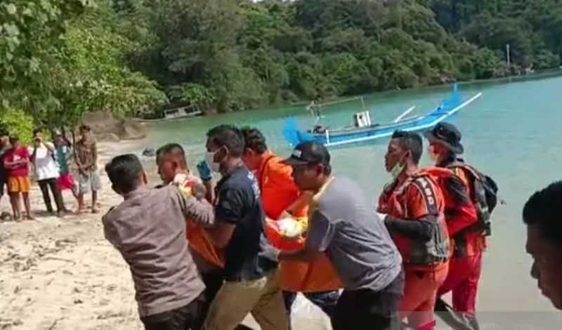 Basarnas Evakuasi Jasad Kru Helikopter ke RSUD Belitung Timur