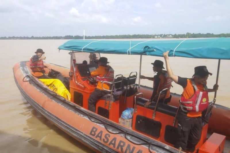 Basarnas Pekanbaru Cari Anak  Buah Kapal Terjatuh ke Sungai