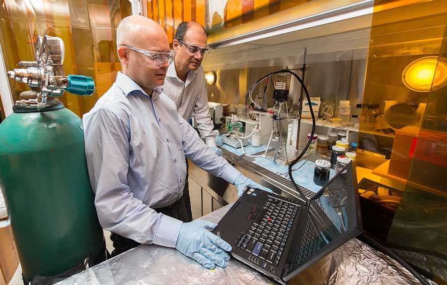 Baterai Aliran dengan Nanofluida yang Hasilkan Kepadatan Tinggi