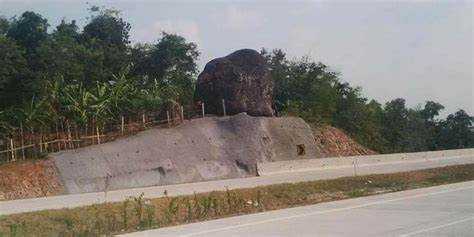 Batu Bleneng, Misteri Batu yang Tidak Dapat Dihancurkan! Dianggap Sebagai Penyebab Kecelakaan Yang Terjadi di Tol Cipali