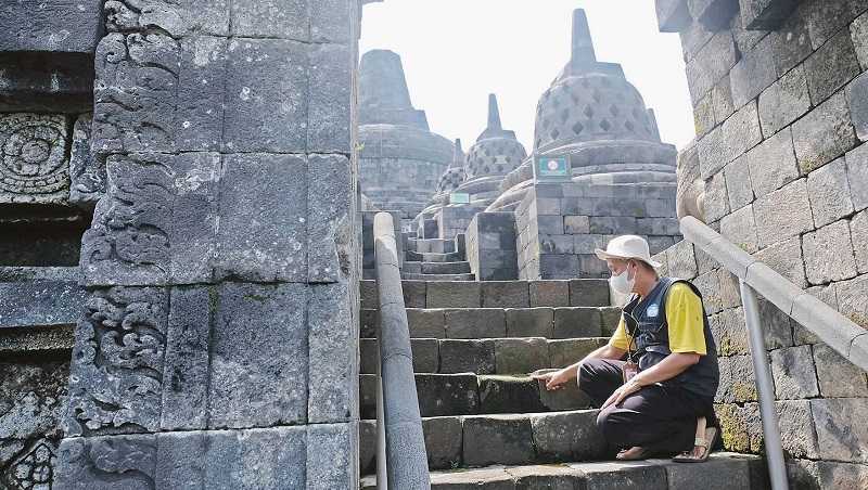 BATU CANDI BOROBUDUR BANYAK YANG RUSAK