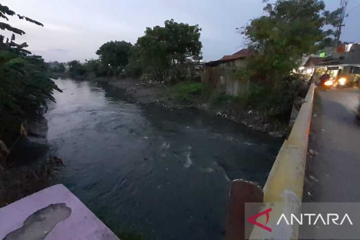 Bau Oli Merebak dari Limbah di Sungai Tangerang, Warga Mengeluh Mual dan Pusing