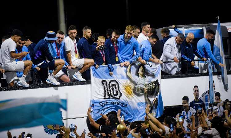 Bawa Trofi Piala Dunia, Timnas Argentina Disambut Meriah di Buenos Aires
