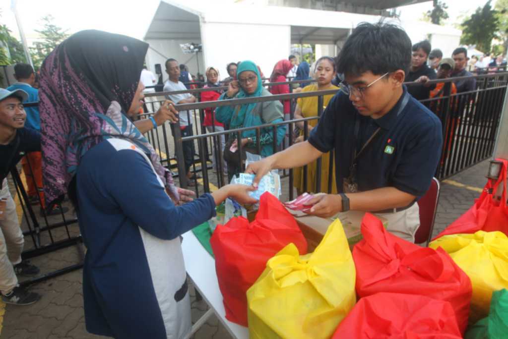 Bazar Ramadan Sembako Murah LRT Jakarta 2024